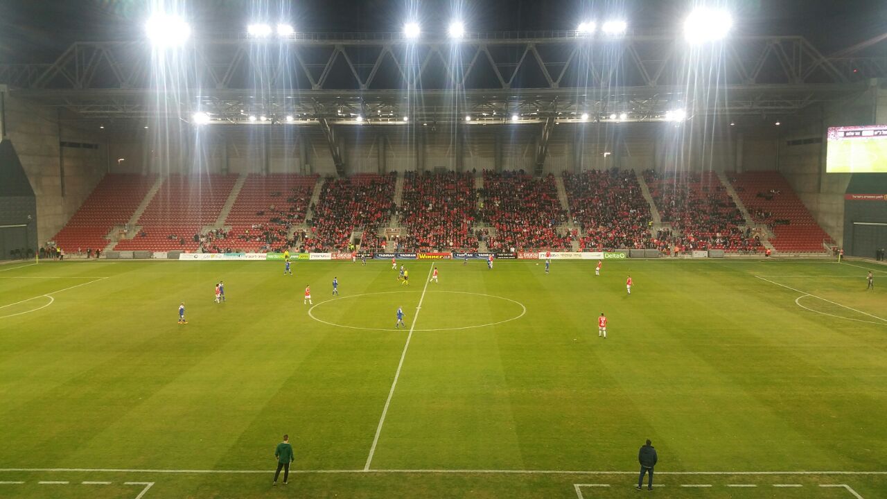 יציע מזרחי חצי ריק. שיא שלילי